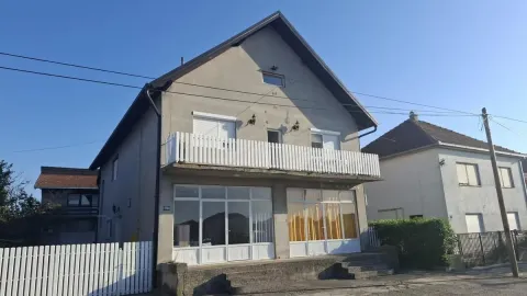 Pogled na prednju fasadu kuće sa balkonom i ulaznim delom u prizemlju. - image 2