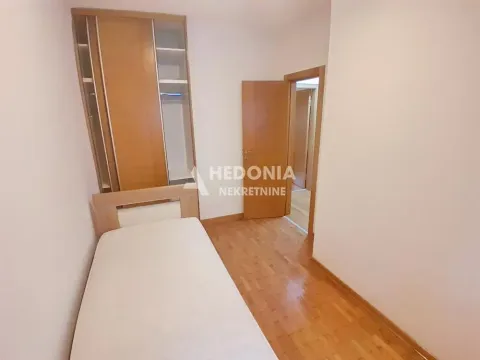 Manja spavaća soba sa krevetom i ugradnim plakarom. - image 7