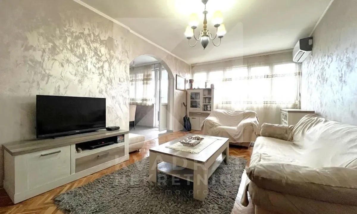 Izdavanje, trosoban stan, 100m², Pejton, Podgorica