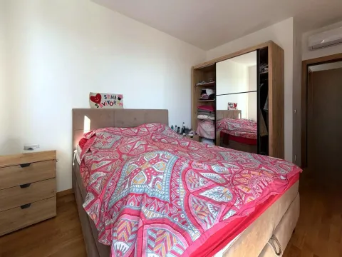 Spavaća soba sa bračnim krevetom i ormarom. - image 6