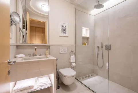 Moderno kupatilo sa tuš kabinom, toaletom i osvijetljenim umivaonikom. - image 13