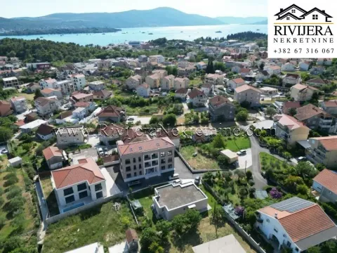 Pogled iz vazduha na stambeni objekat i okolno naselje sa pogledom na more. - image 4