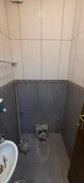 Manje kupatilo sa keramičkim pločicama i umivaonikom. - image 13