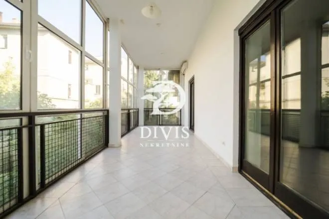 Izdavanje, kuća, 550m², Autokomanda, Voždovac Sve Podlokacije