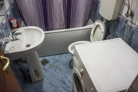 Kupatilo sa umivaonikom, kadom i veš mašinom. - image 9