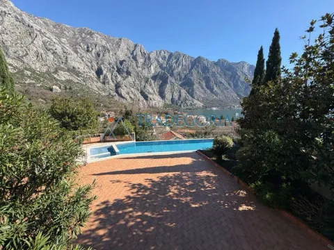 Pogled na dvorište sa bazenom i planinama u pozadini. - image 8