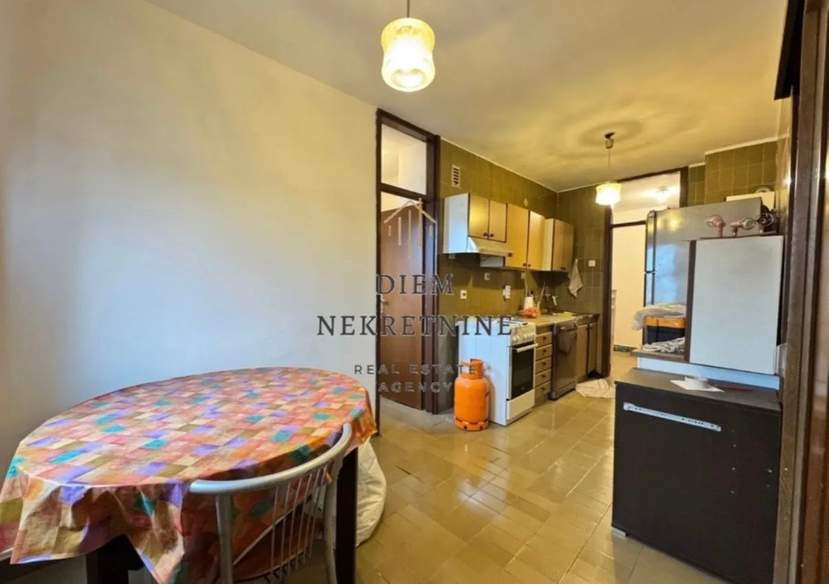 Prodaja, trosoban stan, 96m², Blok 6, Podgorica