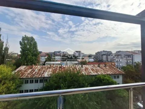 Pogled na grad sa terase. - image 13