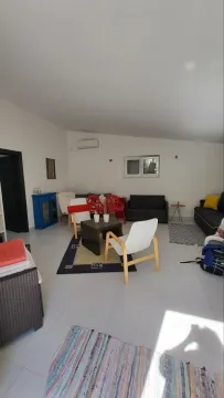 Prostrani dnevni boravak sa garniturom za sedenje i stolom. - image 8