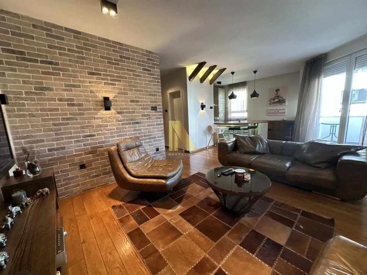 Prodaja, četvorosoban stan, 110m², Socijalno, Novi Sad Sve Podlokacije