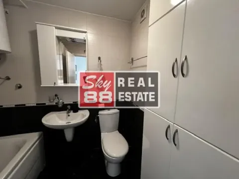Kupatilo opremljeno umivaonikom, WC šoljom, kadom i belim ormarićem. - image 20