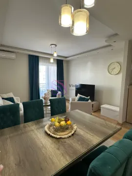 Prostrana dnevna soba sa trpezarijom i modernim namještajem. - image 4