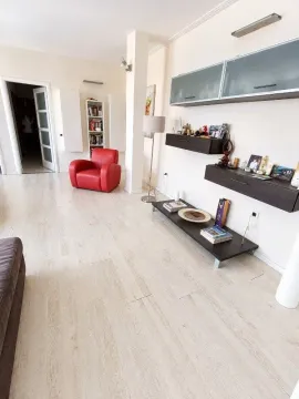 Dnevna soba sa garniturom i nameštajem na zidu. - image 5