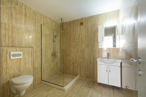 Moderne kupatilo sa tuš kabinom obloženo keramičkim pločicama u boji mramora. - image 17