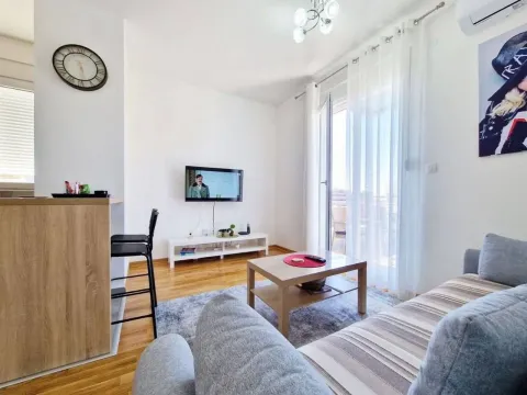 Rent, one bedroom apartment, 47m², Bečići, Budva - image 5