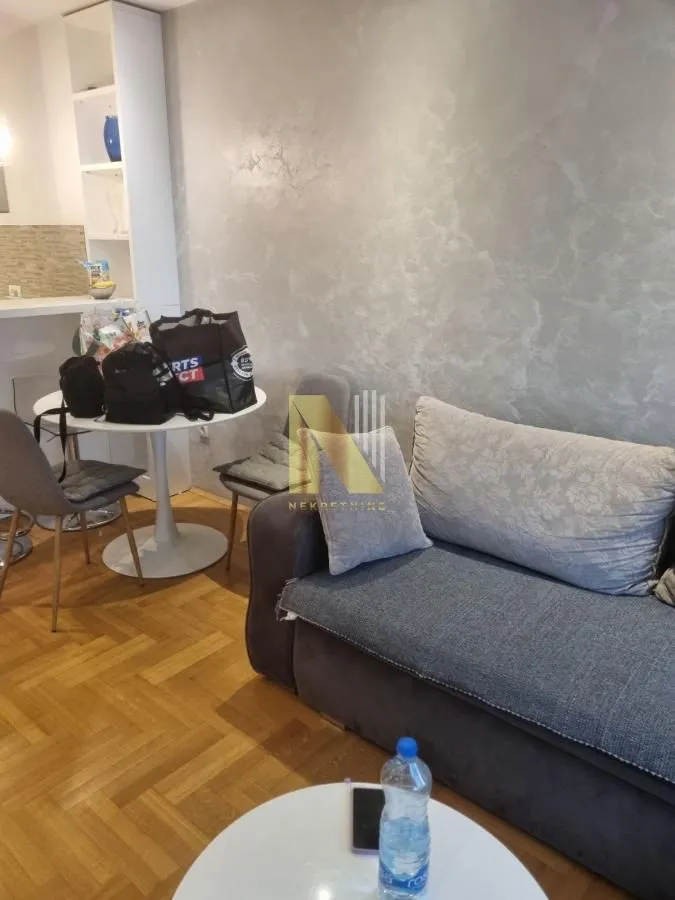 Dnevni boravak sa garniturom i trpezarijskim stolom.