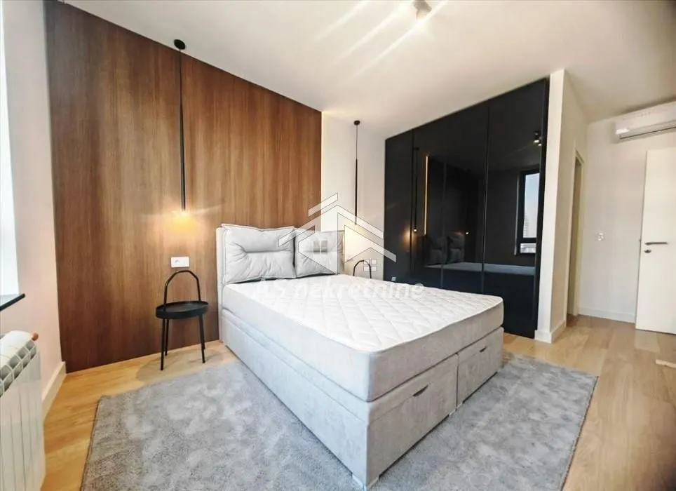 Izdavanje, četvorosoban stan, 120m², Savski Venac, Beograd