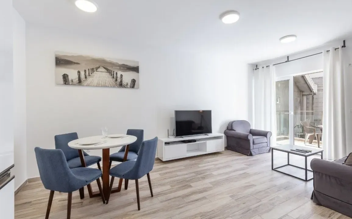 Izdavanje, jednosoban stan, 55m², Bečići, Budva