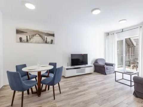 Izdavanje, jednosoban stan, 55m², Bečići, Budva