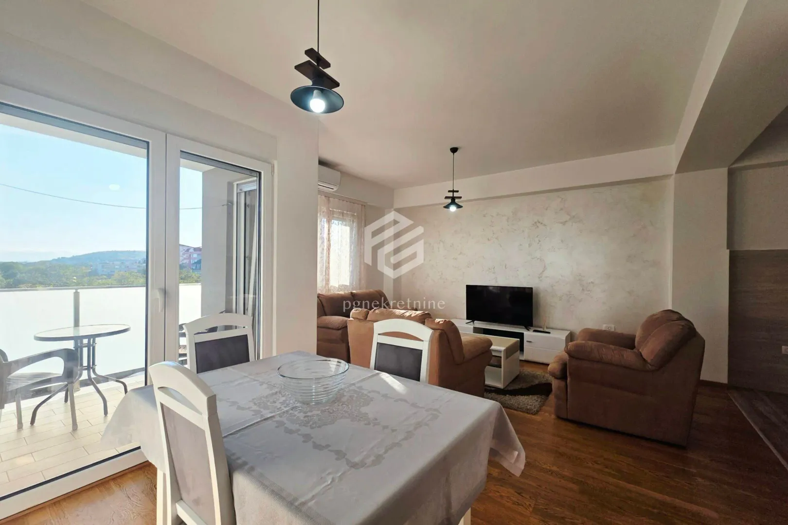 Living room with dining area and access to the terrace.