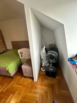 Spavaća soba sa krevetom i odvojenim prostorom za odlaganje stvari. - image 10