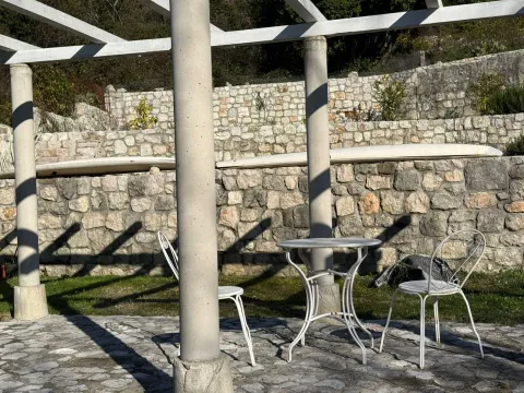 Dvorište sa pergolom, kamenim zidom i garniturom za sjedenje. - image 5