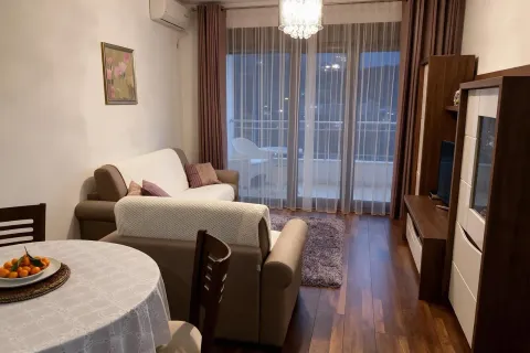 Namještena dnevna soba sa garniturom, trpezarijskim stolom i izlazom na terasu. - image 5
