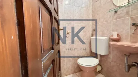 Manje kupatilo sa lavaboom, wc šoljom i drvenim vratima. - image 13