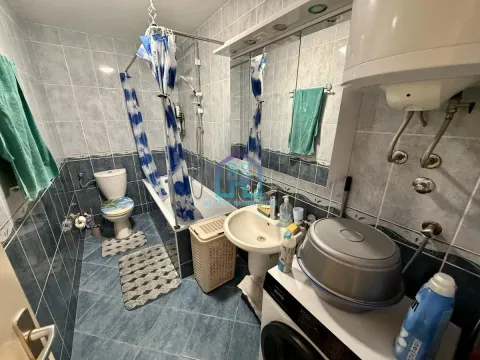 Kupatilo opremljeno kadom, umivaonikom, WC šoljom i mašinom za veš. - image 18