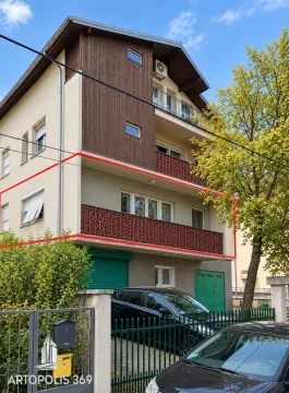 Spoljašnji izgled višespratne kuće sa dvorištem i označenim stanom. - image 3
