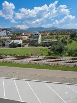 Pogled iz objekta na okolno naselje i prirodu. - image 8