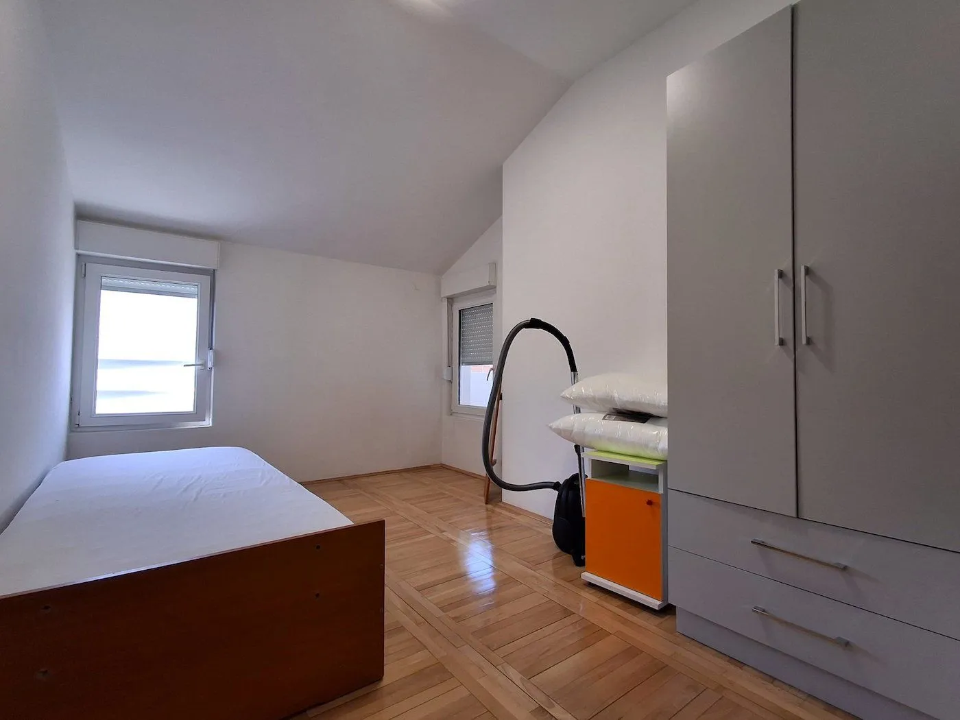 Izdavanje, dvosoban stan, 60m², Stari Aerodrom, Podgorica