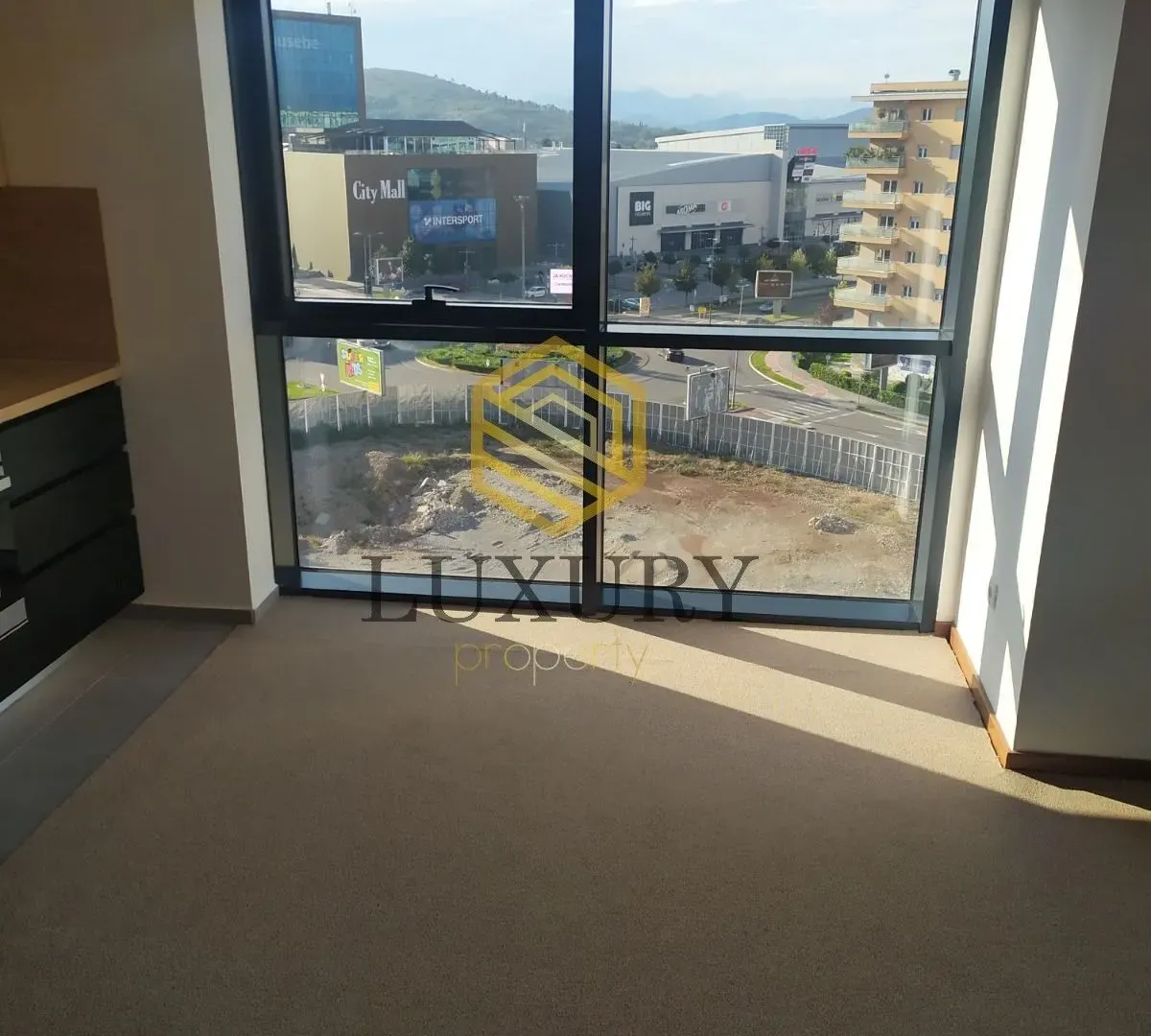 Izdavanje, poslovni prostor, 93m², Master Kvart, Podgorica