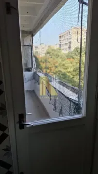 Pogled na natkrivenu terasu sa zaštitnom mrežom kroz vrata. - image 9