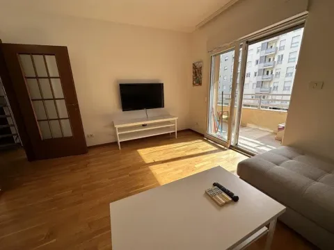 Dnevna soba sa garniturom, TV-om i izlazom na terasu. - image 17