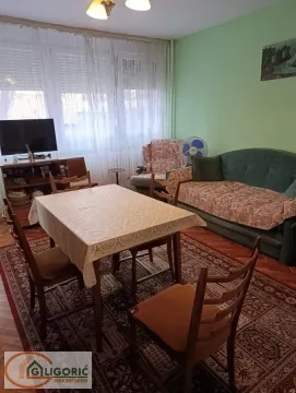 Dnevna soba sa trpezarijskim stolom i garniturom za sedenje. - image 3