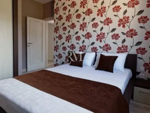 Izdavanje, trosoban stan, 140m², Opatovo, Tivat - image 11