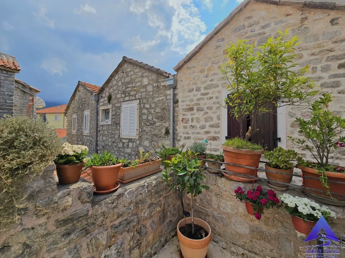 Rent, three bedroom apartment, 124m², Stari Grad, Budva