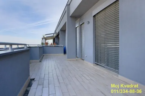Prostrana terasa sa pločicama i spoljnim roletnama na zgradi. - image 18