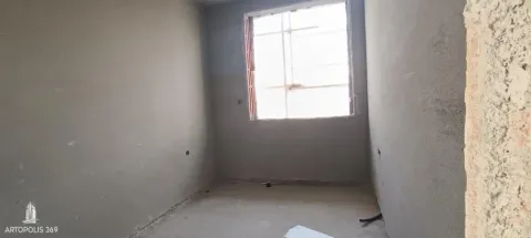 Pogled na nenamještenu prostoriju u sirovom stanju sa jednim prozorom. - image 4