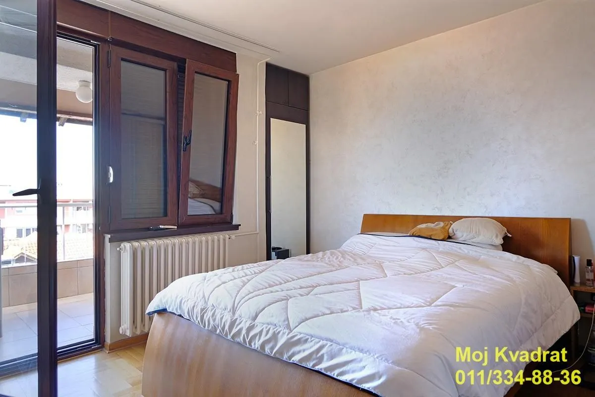 Spavaća soba sa bračnim krevetom i izlazom na terasu.