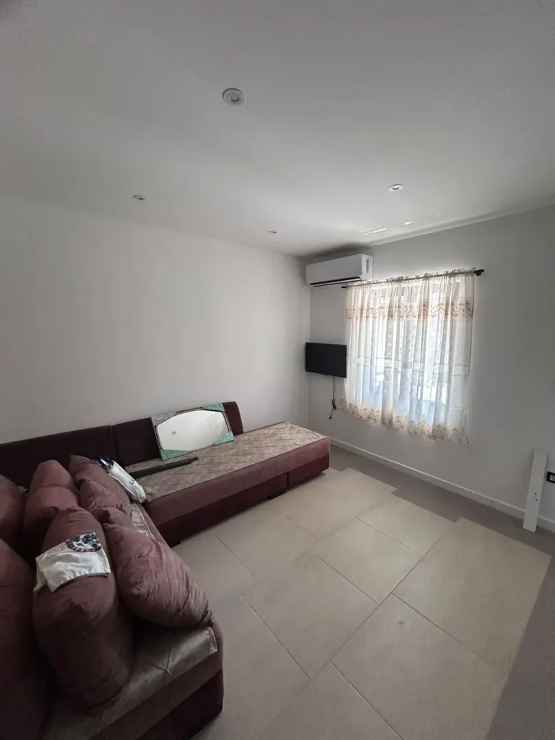 Dnevna soba sa garniturom i klima-uređajem.