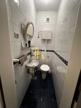 Manje kupatilo sa umivaonikom i toaletom. - image 8