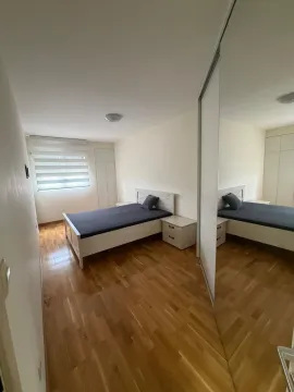Spavaća soba sa bračnim krevetom, noćnim stočićem i ugradnim ormarom sa ogledalom. - image 7