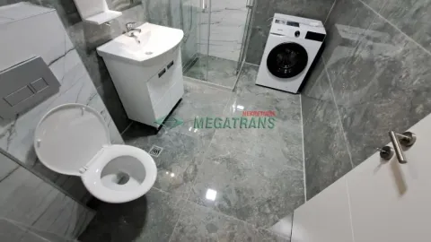 Moderno kupatilo sa sanitarijama, tuš kabinom i veš mašinom. - image 10