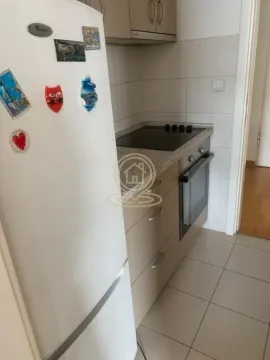 Manja kuhinja sa frižiderom, šporetom i donjim i gornjim elementima. - image 10