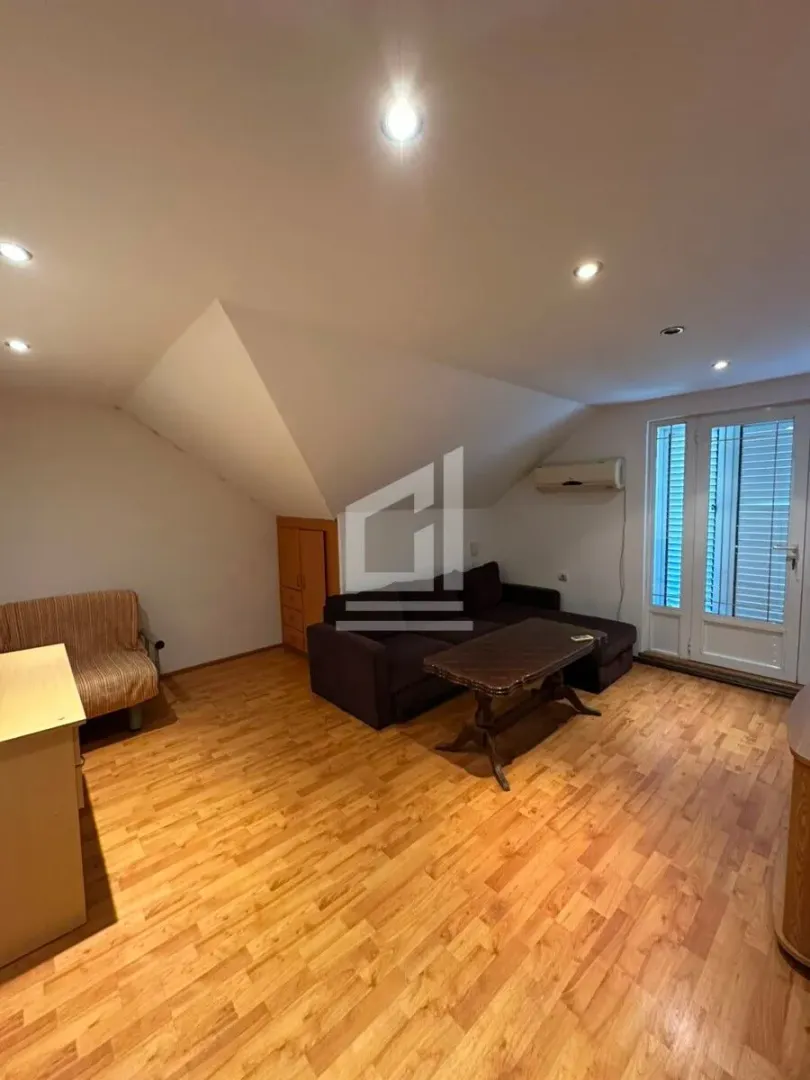 Izdavanje, trosoban stan, 250m², Tološi, Podgorica