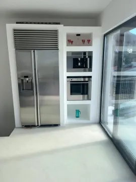 Moderna kuhinja sa ugradnim frižiderom i aparatima. - image 14