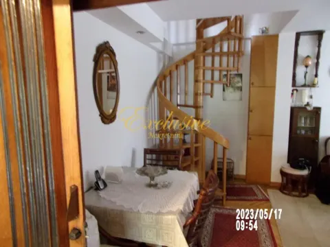 Dnevna soba sa trpezarijskim stolom i drvenim spiralnim stepenicama. - image 15