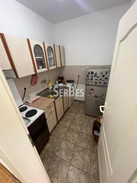 Manja kuhinja sa elementima, šporetom i frižiderom. - image 6